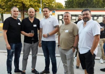 Mitarbeiter am Sekt trinken