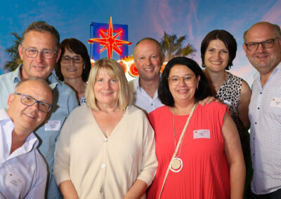 Männer und Frauen am lachen