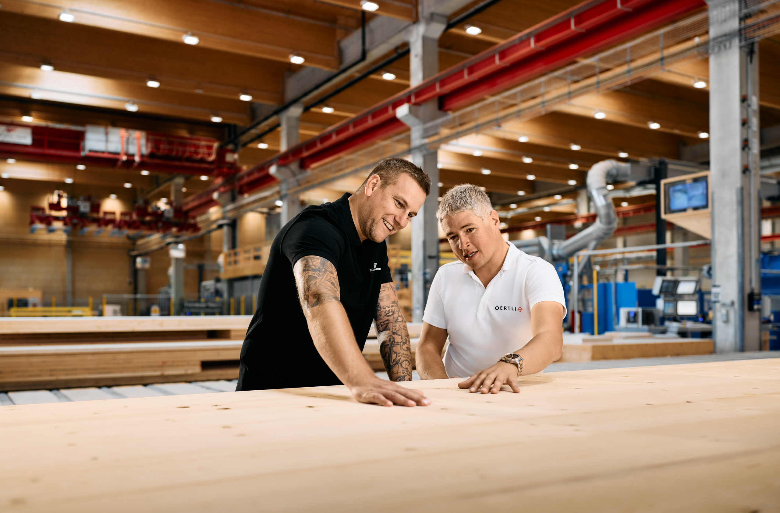 Zwei Männer besprechen Ideen im Holzbau